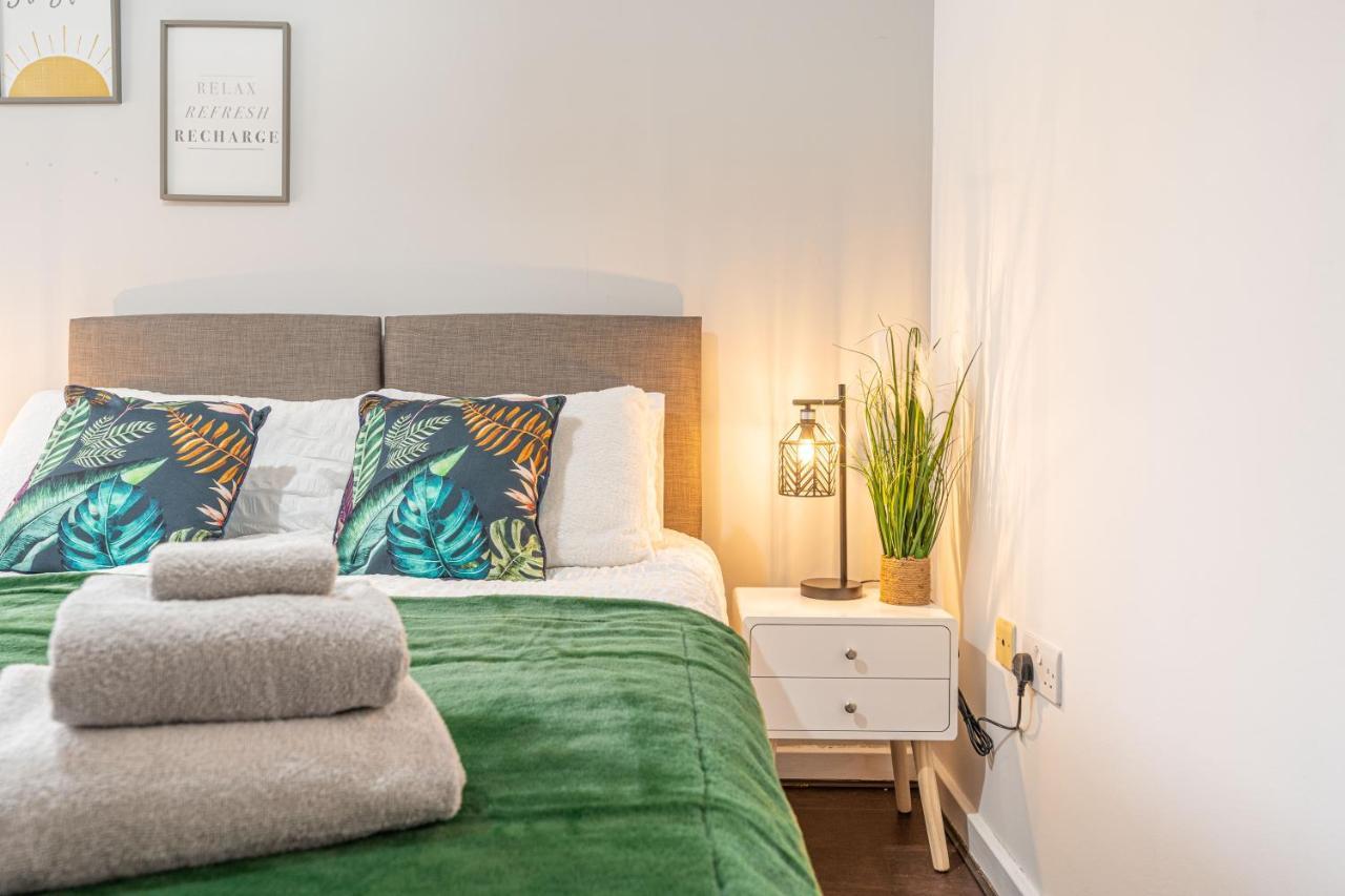 Centre Flat: Accessible Family Haven With Free Parking Apartment *