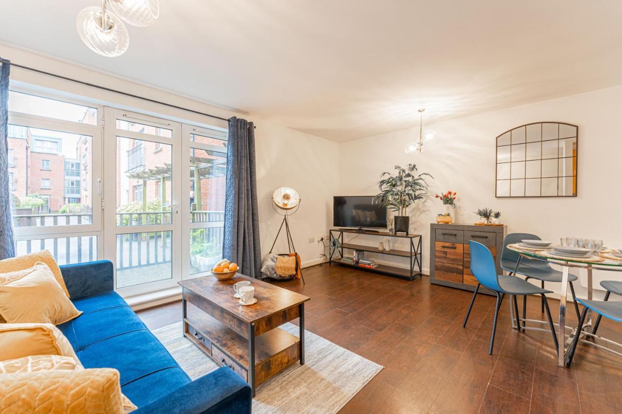 Apartment Centre Flat: Accessible Family Haven With Free Parking *