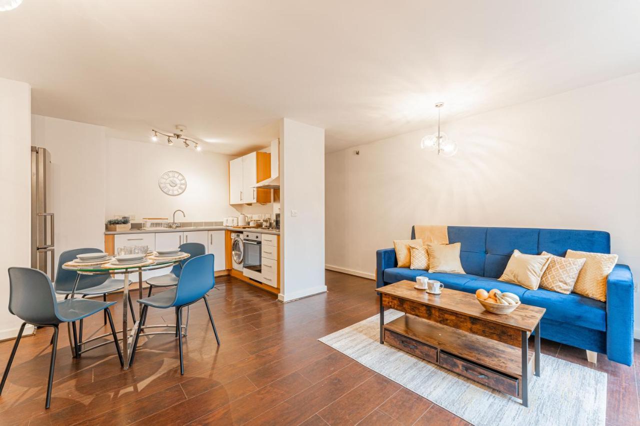 Centre Flat: Accessible Family Haven With Free Parking Apartment