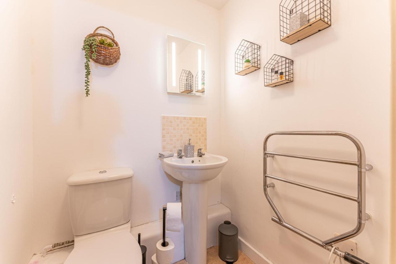 Centre Flat: Accessible Family Haven With Free Parking Apartment