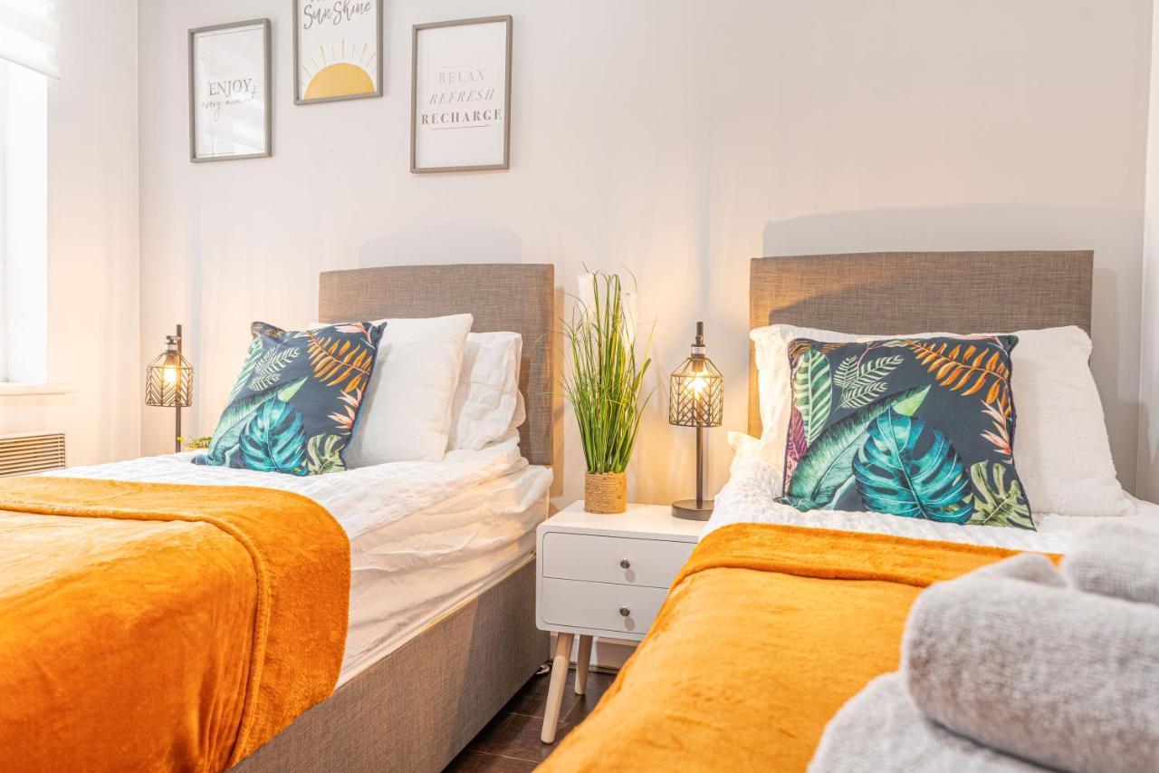 Apartment Centre Flat: Accessible Family Haven With Free Parking