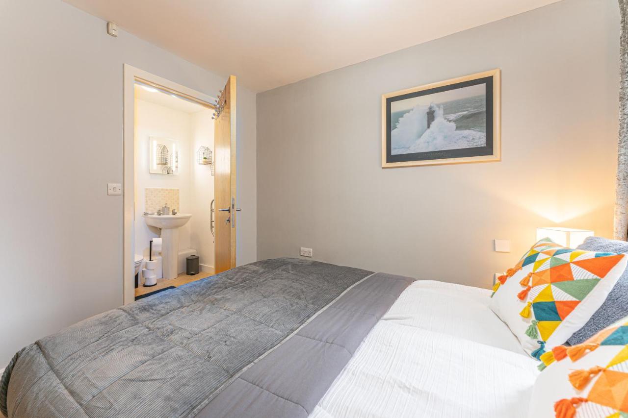 Centre Flat: Accessible Family Haven With Free Parking Apartment