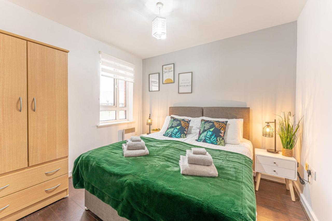Centre Flat: Accessible Family Haven With Free Parking Apartment